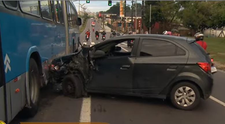 Acidente deixa homem ferido e paralisa trânsito em avenida de Manaus