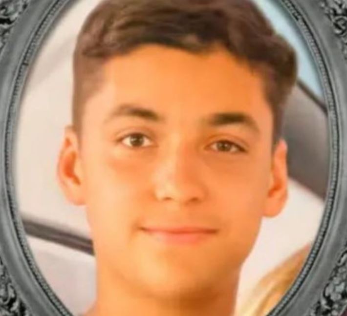 Adolescente morre eletrocutado ao usar celular ligado na tomada