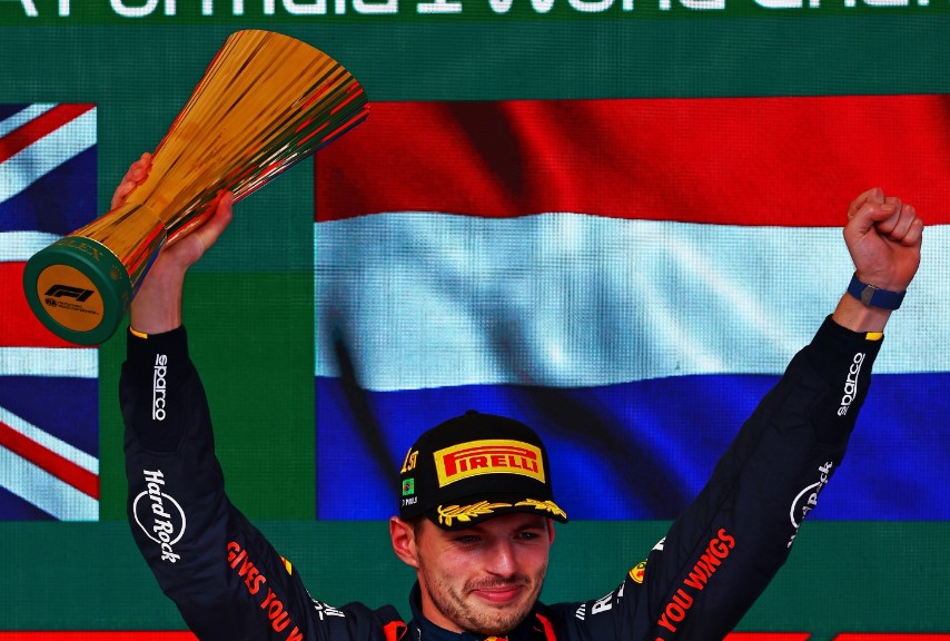 Vasco envia camisa a Max Verstappen após piloto declarar torcida ao clube