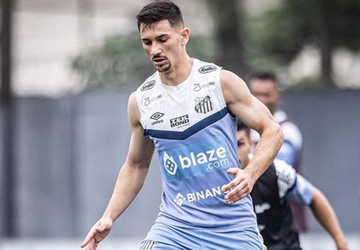 Reforço surpreende em clássico no Santos e vai do fim da fila a titular