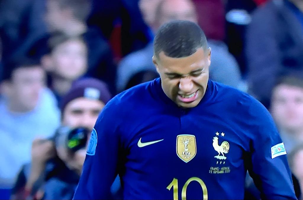 Mbappé quer comprar jato de CR7, diz jornal; em 2015, o português pagou R$ 80 mi pela aeronave