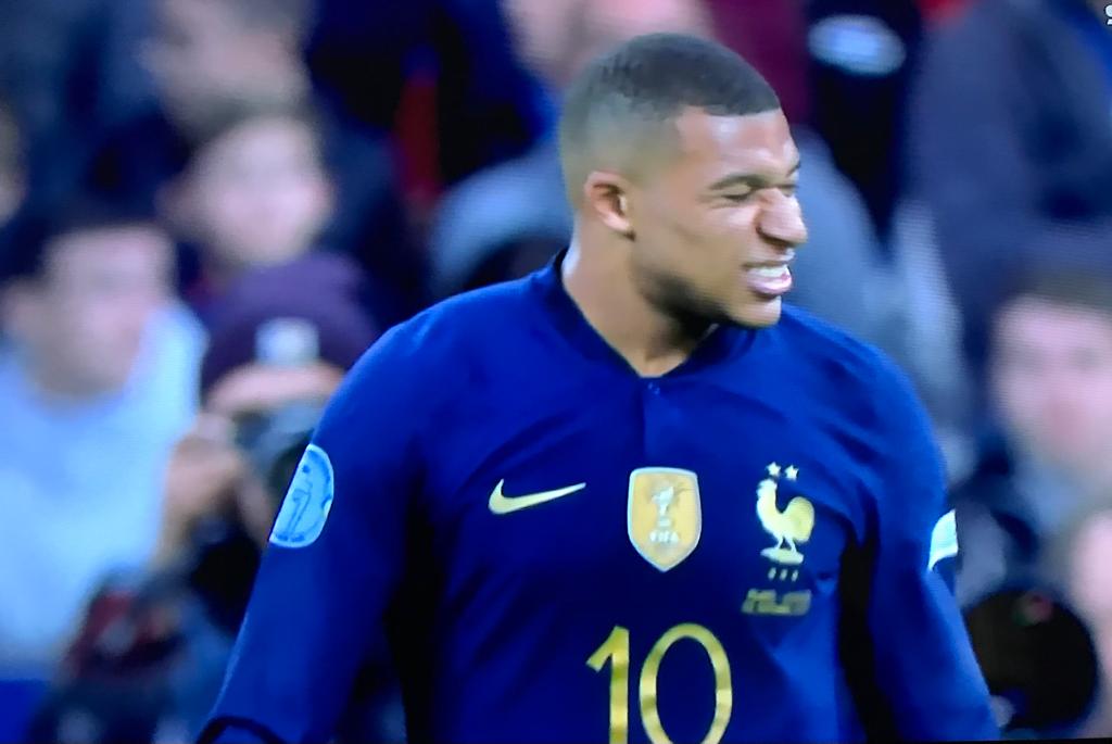 Mbappé é reintegrado ao elenco do PSG e cogita renovação, diz TV