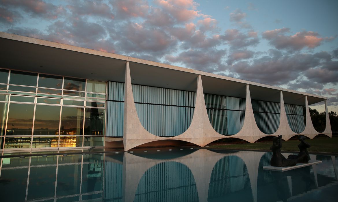 Comitiva brasileira que estava nos EUA cumprirá quarentena de 14 dias