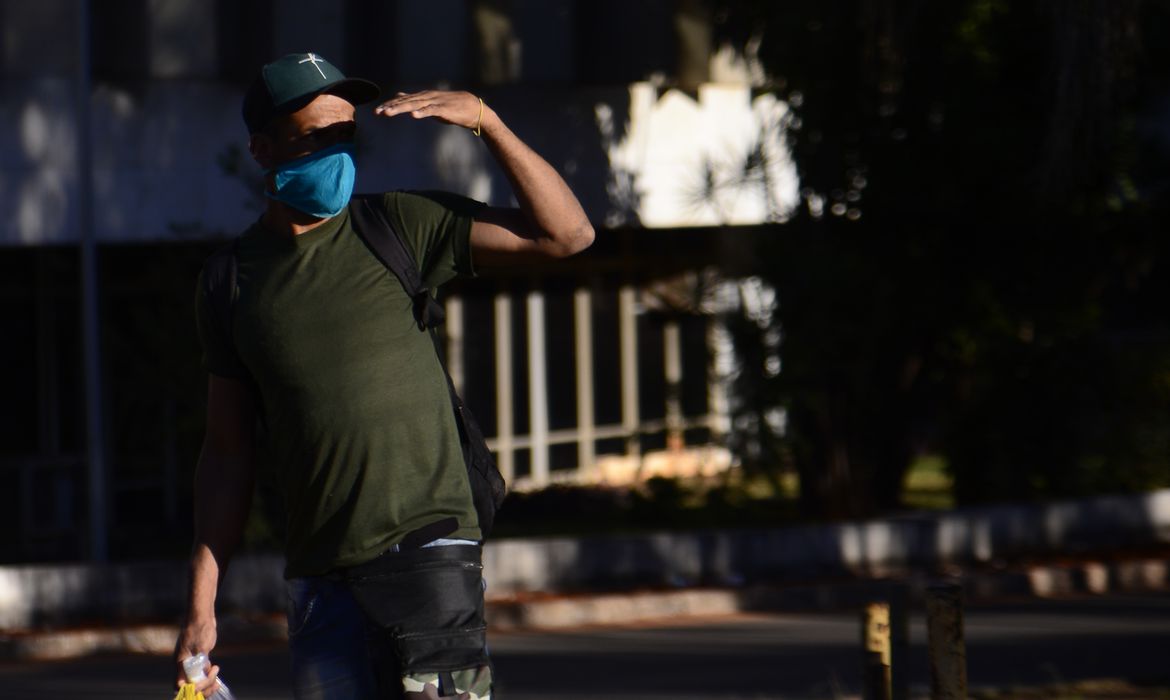 Brasil acumula 498,4 mil mortes e 17,8 milhões de infectados por Covid