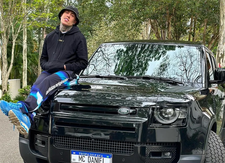 MC Daniel compra carro de R$ 800 mil e se emociona: 'Não tinha 1 real na carteira'