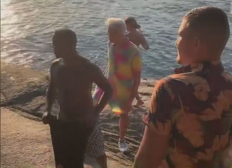 Mc Gui e amigos se aglomeram em praia durante lockdown e revoltam moradores