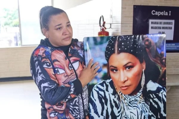 Em velório, filha de MC Katia diz que mãe não ‘aceitou perder perna’