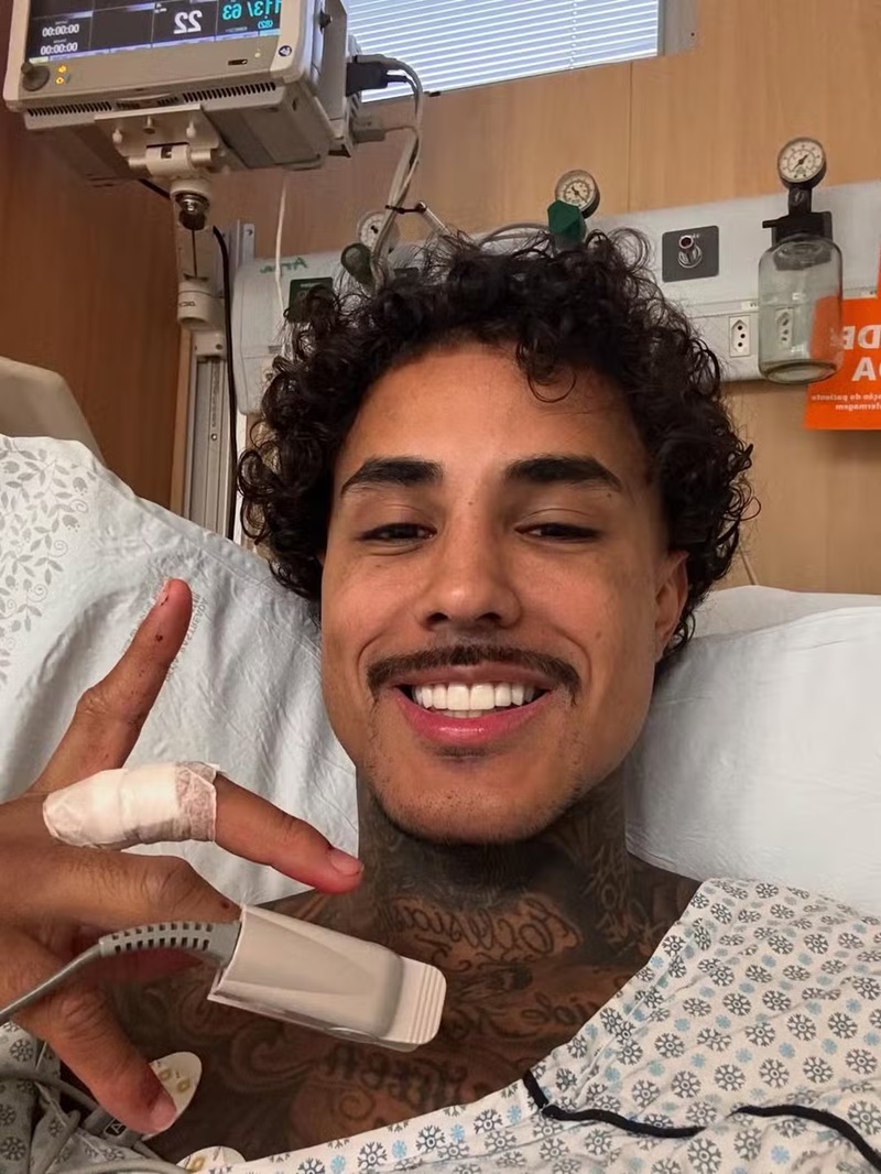 MC Livinho sofre acidente de moto e é internado em UTI com pulmão perfurado