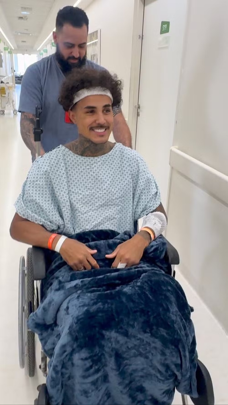 MC Livinho tem alta da UTI após perfurar o pulmão em acidente de moto 