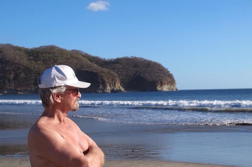 Ator Michael Douglas passeia por praia de Paraty, no Rio de Janeiro