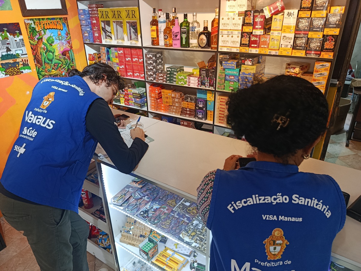 Operação em tabacarias apreende 15kg de remédios e interdita loja em Manaus