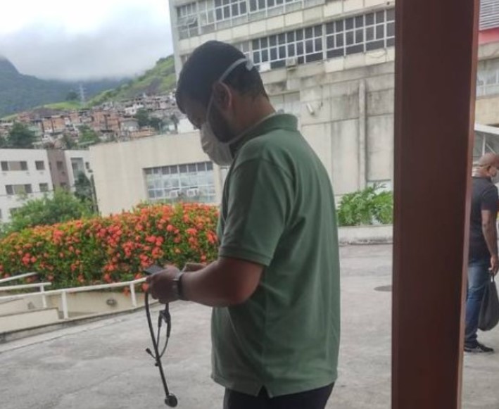 Médico flagrado dormindo é preso por omissão após morte de paciente