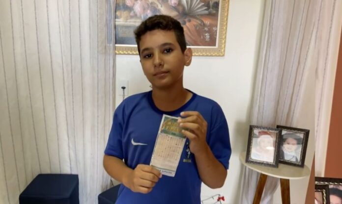 Menino acerta os 6 números da Mega da Virada, mas mãe não fez o jogo