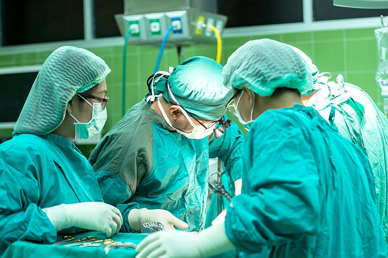 Jovem vai parar na mesa de cirurgia após ser baleado em Manaus