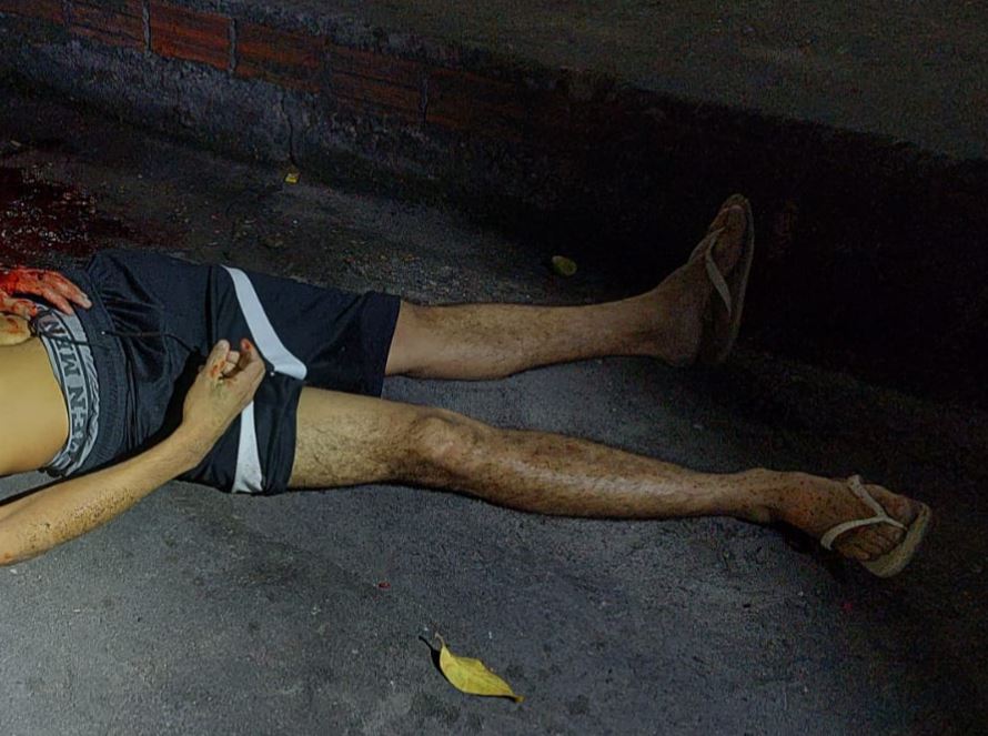 Jovem morre ao ser crivado de balas enquanto bebia com amigos em Manaus