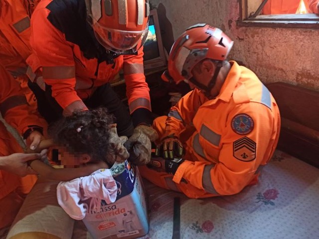 Menina de 3 anos fica presa em lata de tinta enquanto brincava 