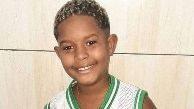 Morre menino de 8 anos vítima de bala perdida no RJ;família vai doar órgãos