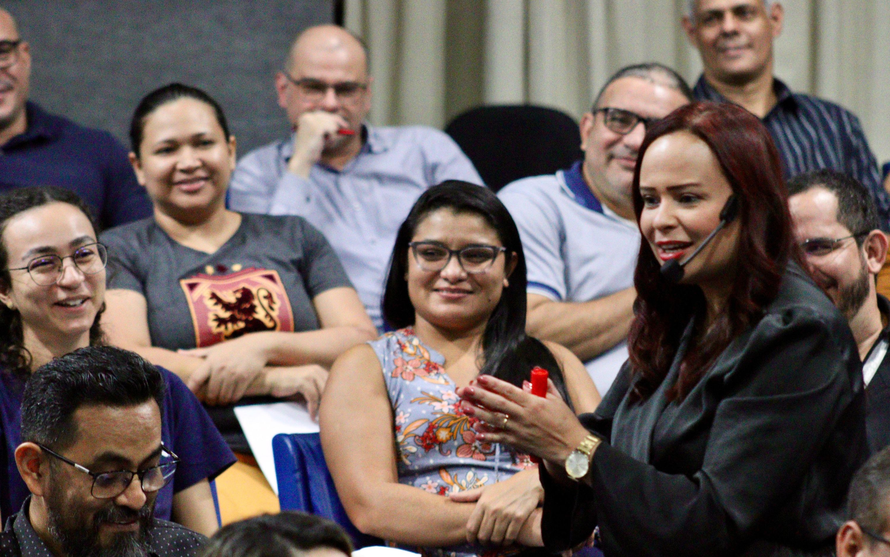 Mentora em liderança ensina sobre autoconhecimento para escolha profissional em Manaus