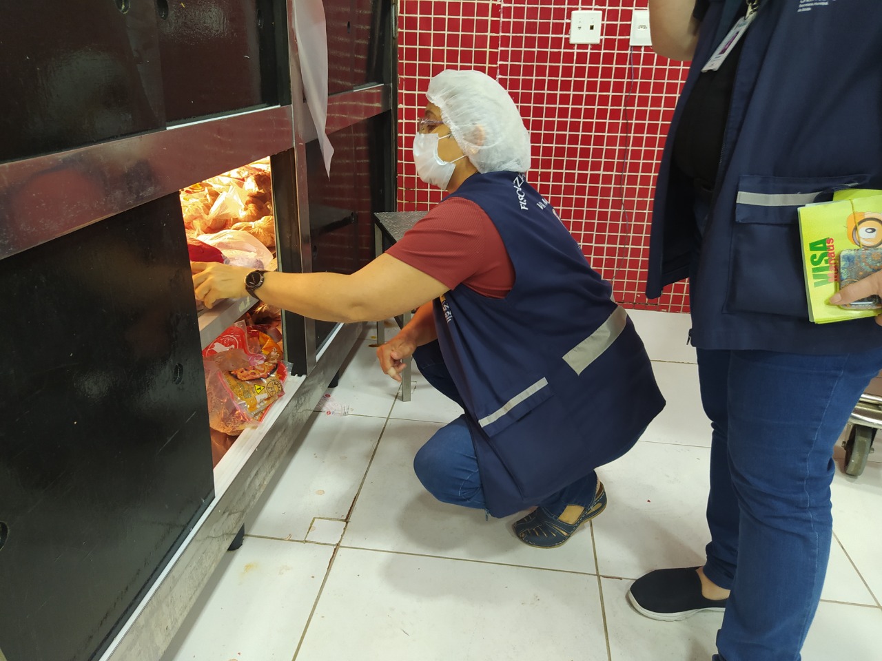 Mais de 27kg de produtos vencidos são apreendidos em mercado de Manaus