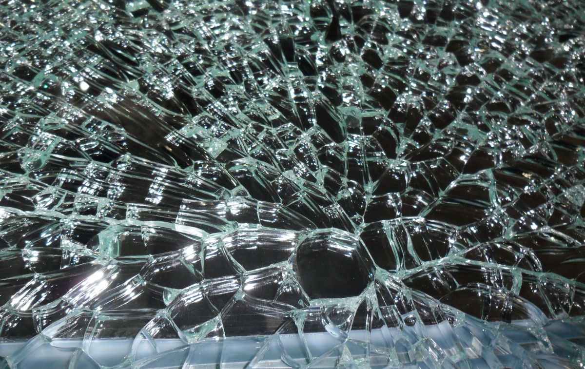 Bizarro! Mesa de vidro explode DO NADA a apavora moradores; veja vídeo 