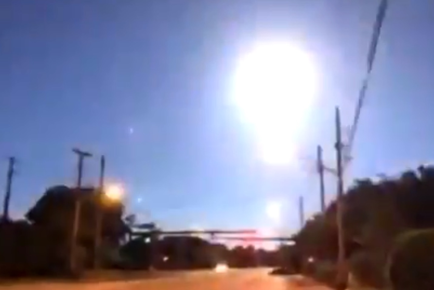 Meteoro explode no céu e assusta repórter durante transmissão ao vivo