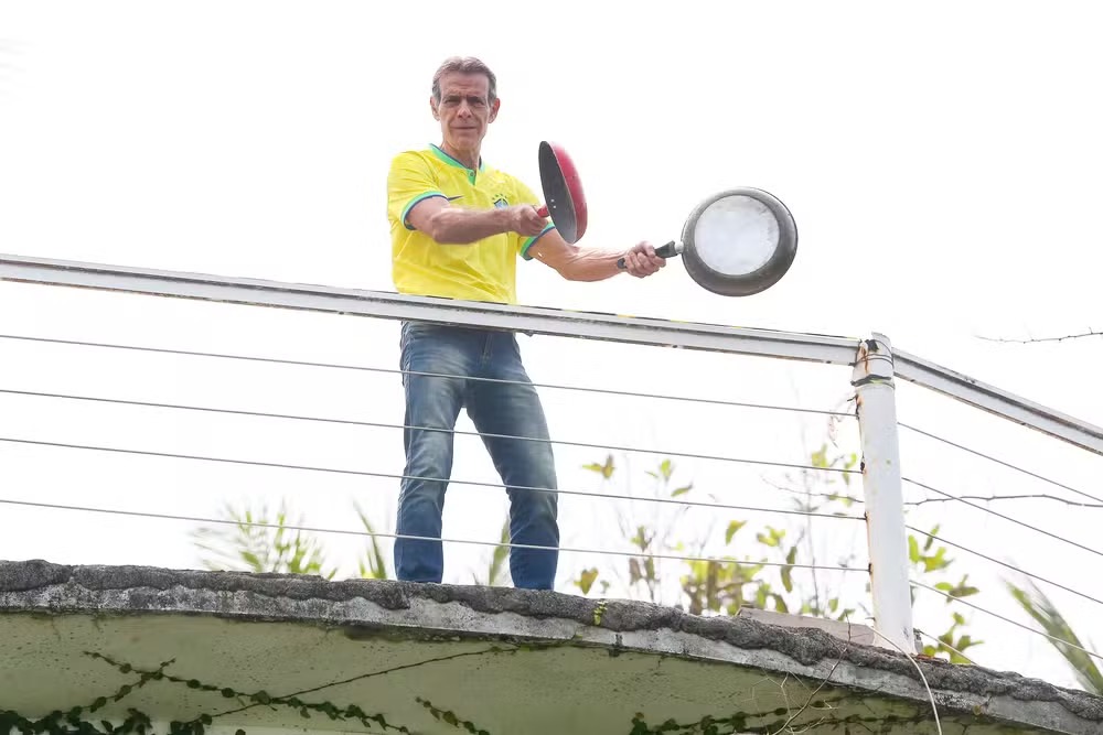 Mário Gomes protesta com panelaço ao ver chegada de policiais em mansão