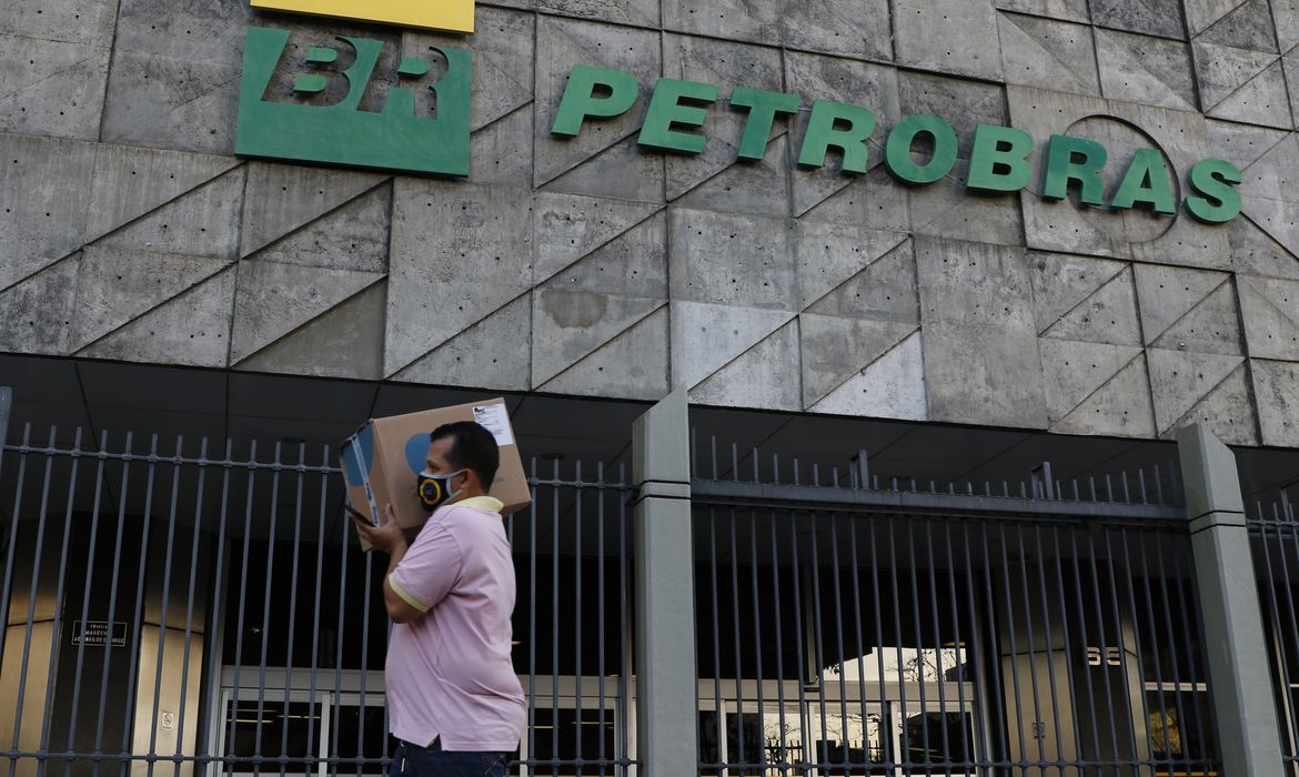 Petrobras reduz em 15,7% o preço da gasolina de aviação