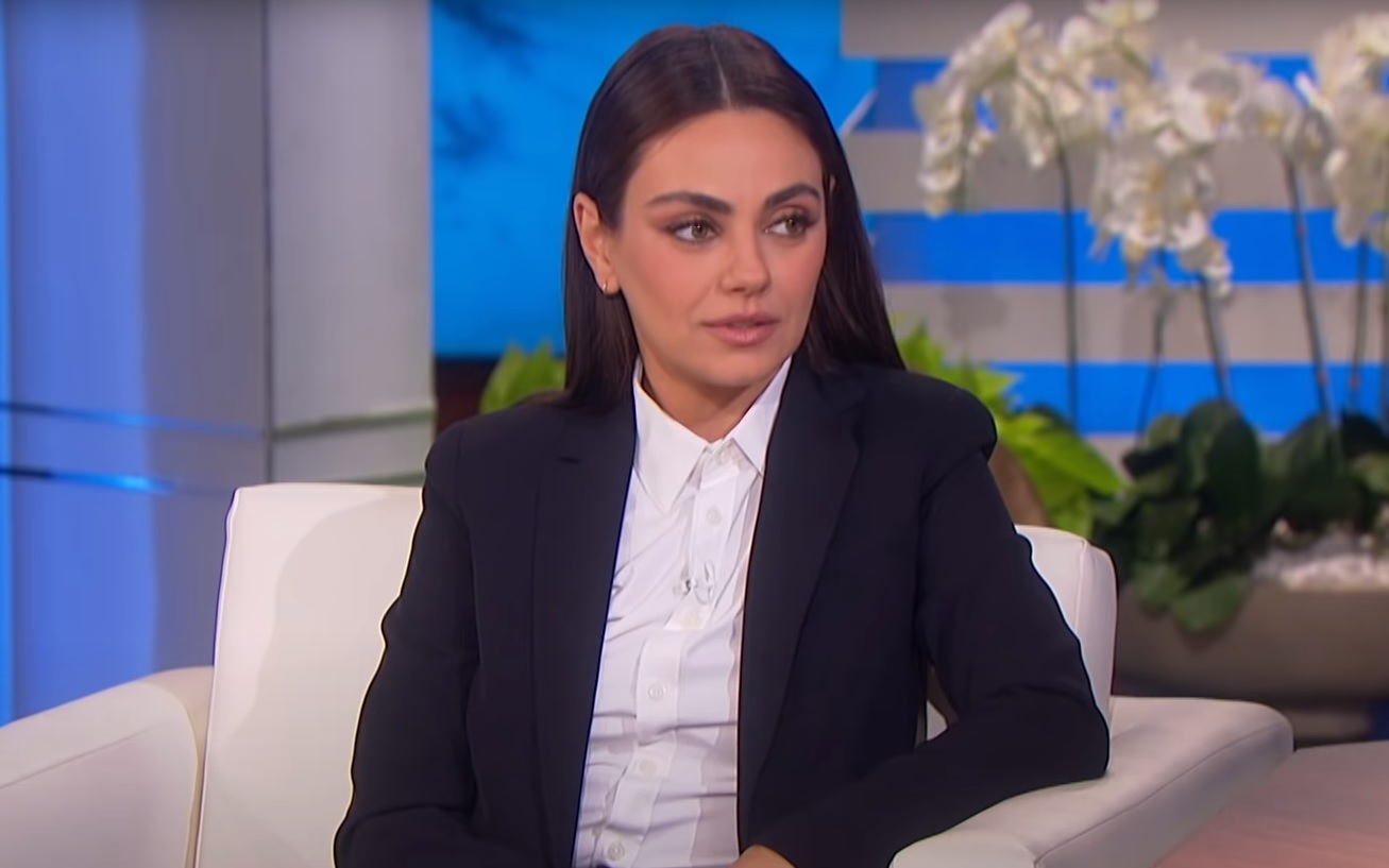 Mila Kunis rebate polêmica de não dar banhos diários nos filhos: ‘Quem tomou banho durante a covid?'