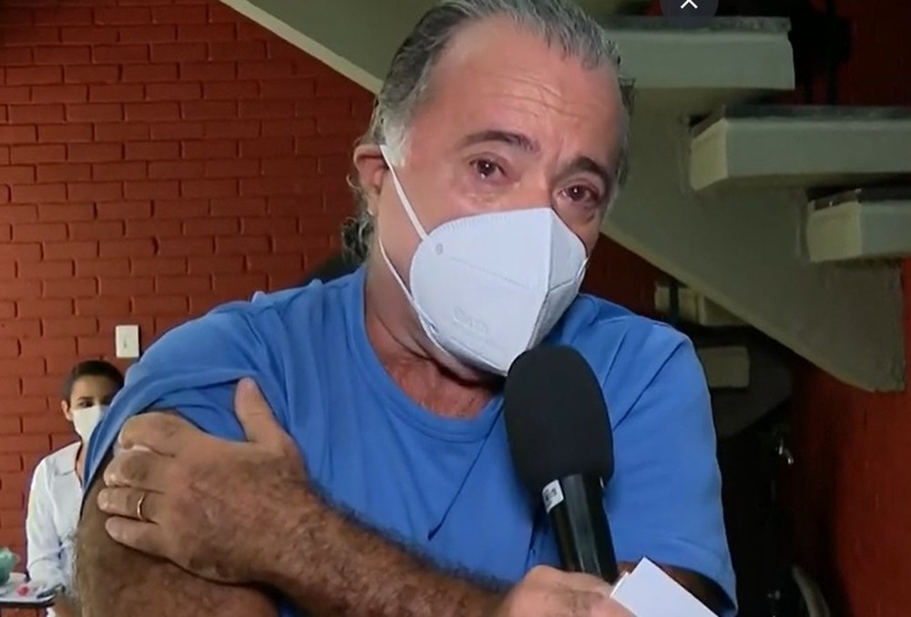 Emocionante! Tony Ramos chora em entrevista após tomar 1ª dose da vacina