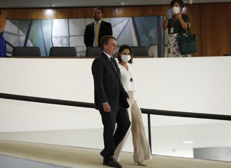 Bolsonaro diz que Michelle se vacinou nos Estados Unidos