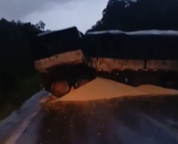 Caminhão carregado de milho tomba e interdita trecho da BR-174