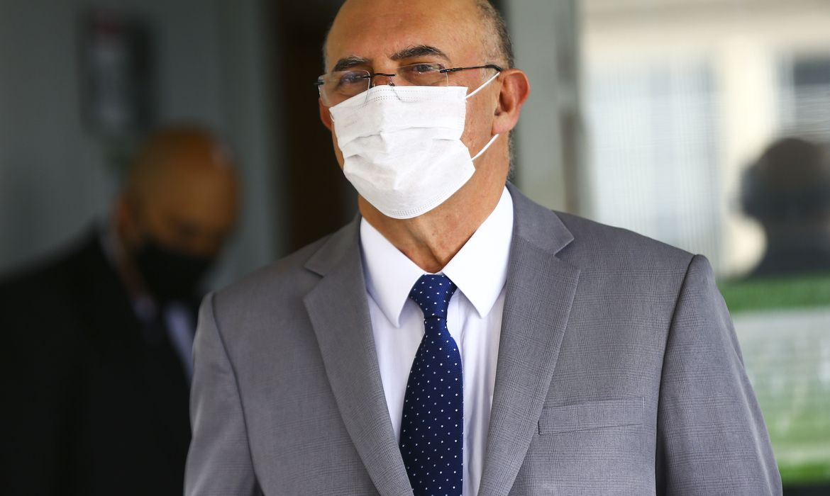 Ministro da Educação pede apoio de professores para retorno às aulas