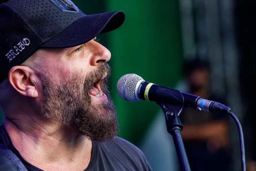 Baixista Mingau passa por cirurgia intracraniana de emergência