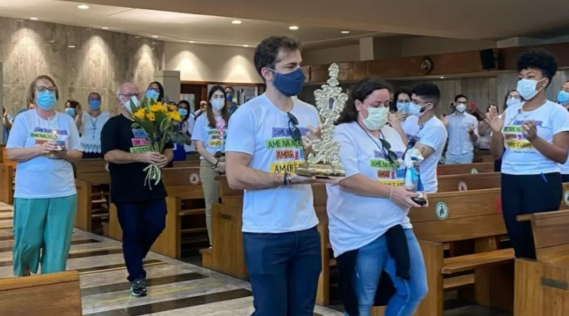 Mãe de Paulo Gustavo passa mal durante missa de três meses da morte do ator