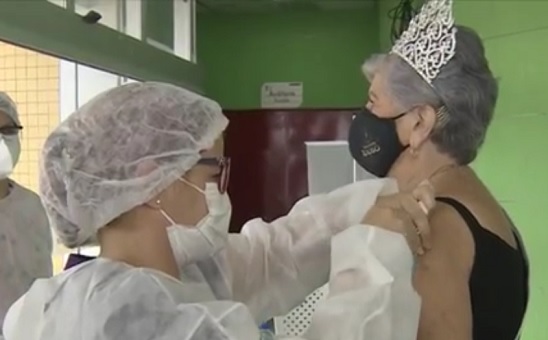 Miss Idosa do Amazonas é vacinada contra Covid-19