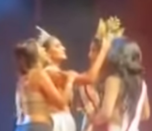 Miss Mundo é presa após arrancar coroa de vencedora de concurso