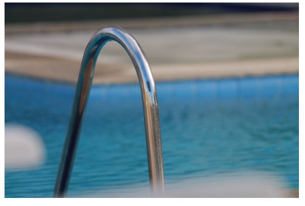 Criança morre afogada ao sair para brincar em condomínio no Tarumã