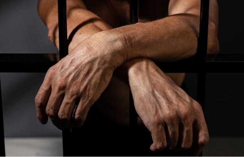 Marido é preso após agredir esposa no meio da rua em Maués