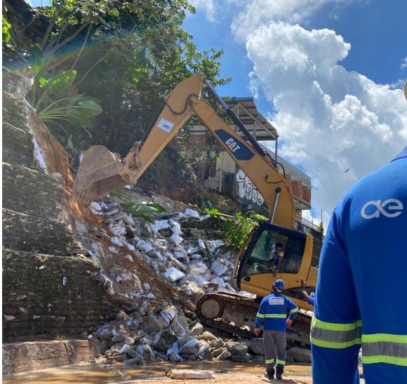 Novo reparo em adutora deixa bairros sem água em Manaus