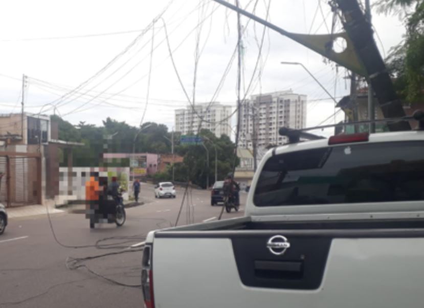 Caos: Carro atinge poste e destrói fiação em avenida de Manaus