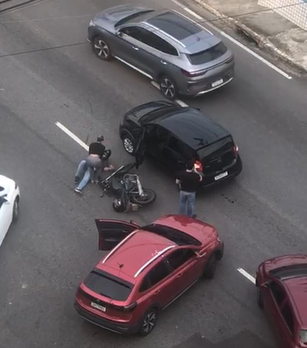 Acidente entre carros e moto deixa homem ferido no Parque 10