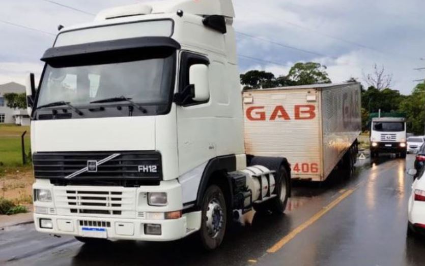 Contêiner despenca no meio de avenida e causa caos no trânsito em Manaus