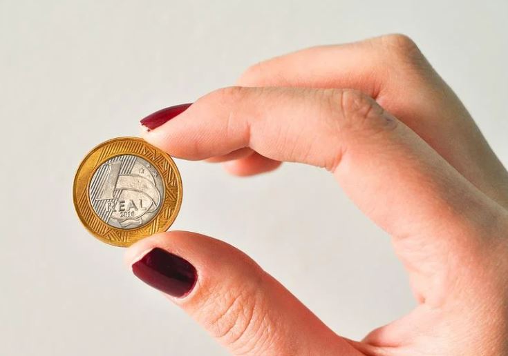 Mulher se livra da morte após bala atingir moeda em seu bolso