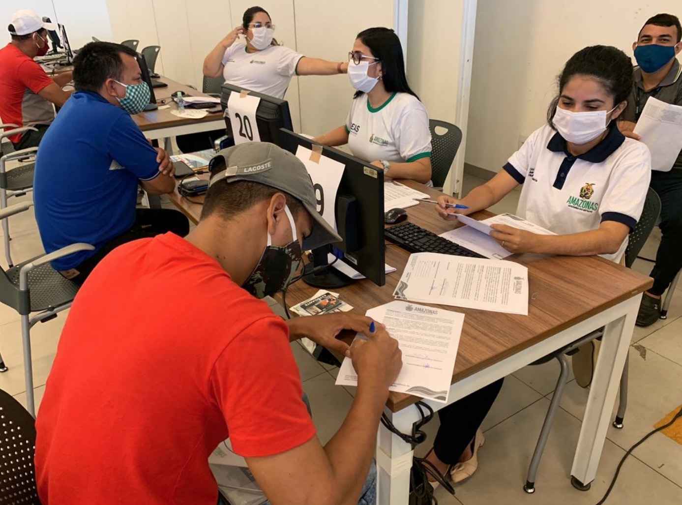 Governo do Amazonas paga auxílio moradia às famílias do Monte Horebe