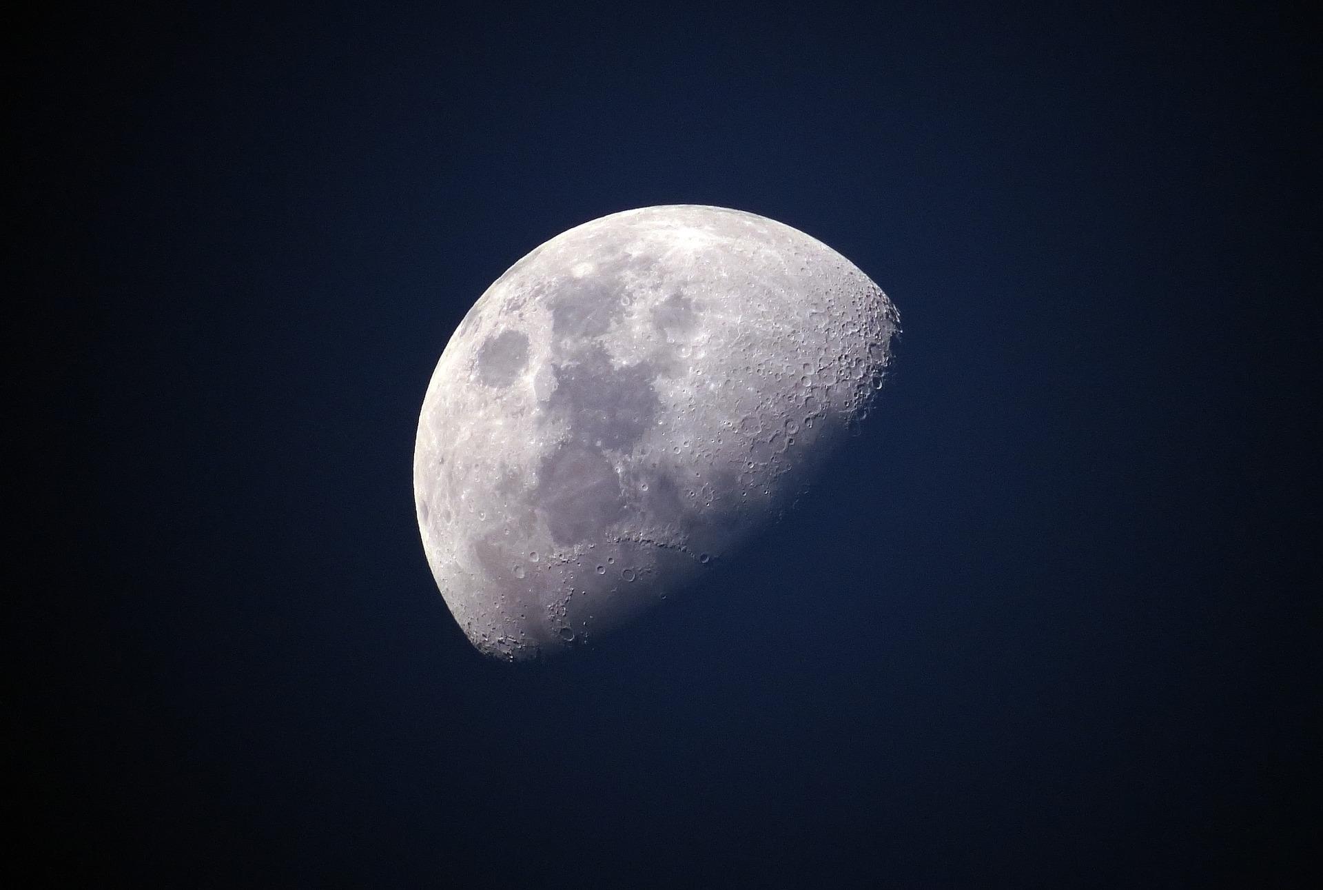 Cientistas encontram vestígios de água na superfície da Lua