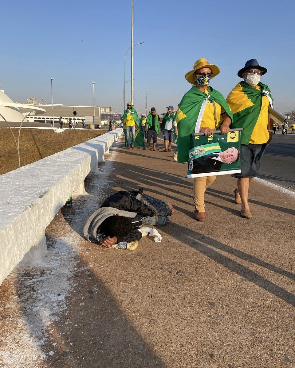 Foto de morador de rua no chão em ato pró-Bolsonaro viraliza 