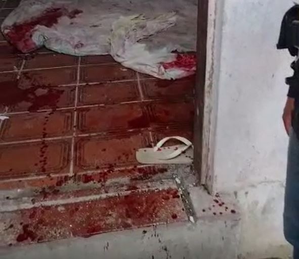 Homem é executado e amigo baleado enquanto dormiam em casa em Manaus