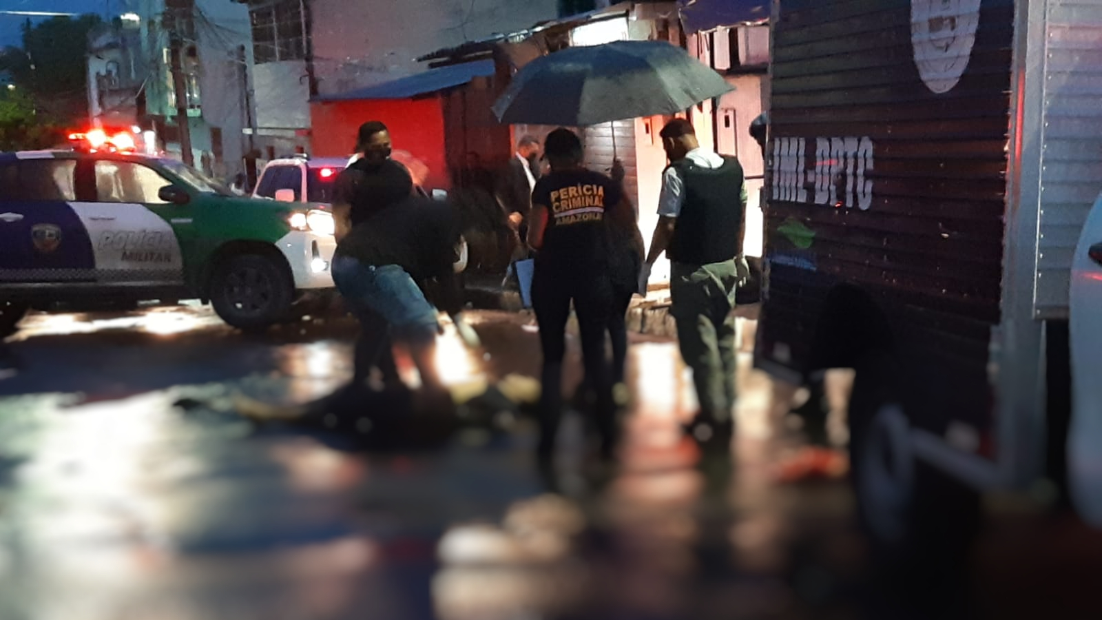 Homem é executado a tiros durante chuva em Manaus; Dois foram baleados
