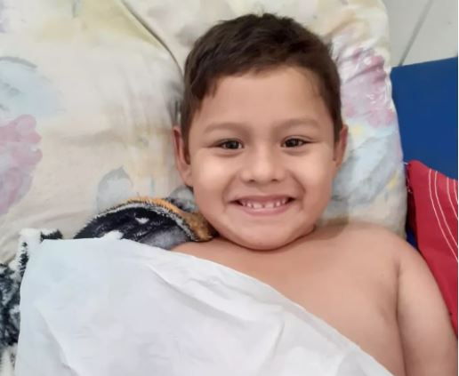 Médico é afastado após menino com braço quebrado morrer em hospital no AM