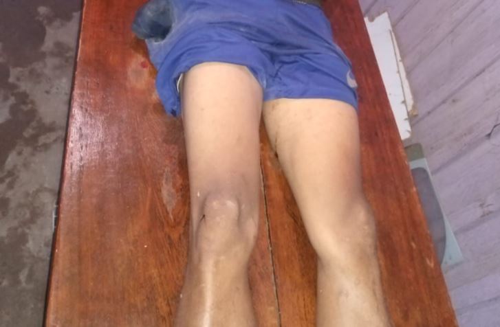 Após ter filho executado, mulher carrega corpo da cena do crime no Amazonas